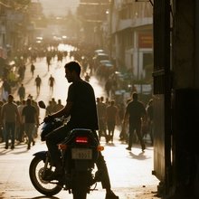 Ο Χάρι Τζάκσον, άσχετος με τα γεγονότα, οδήγησε τη μηχανή του στο κέντρο μιας πόλης σε καθεστώς απαγόρευσης κυκλοφορίας / FACEBOOK